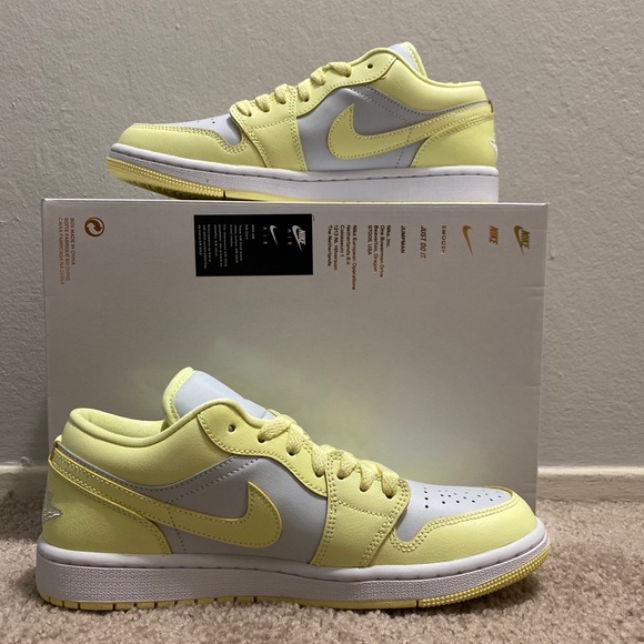 Jordan Women Nike Air Jordan 1 Low Lemonade Wmns 
Size W9 
New